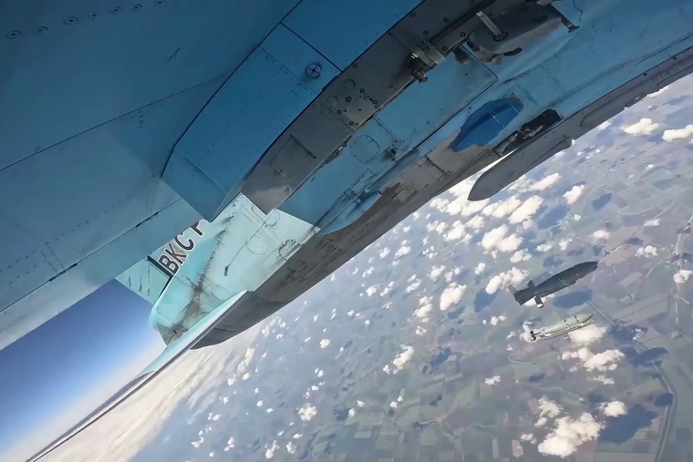 Истребитель Су-34 имеет возможность сбрасывать на противника бомбы с универсальным модулем планирования. Такими являются, например, ФАБ — фугасные авиационные бомбы