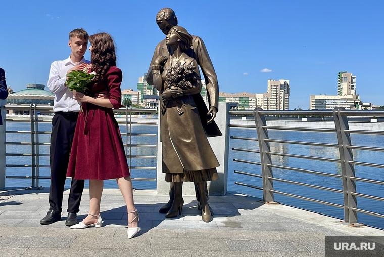 В финале танца юноша и девушка встали в похожую позу