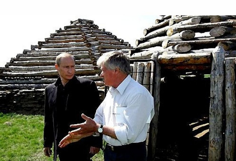 Владимира Путина на Аркаиме сопровождал один из его первооткрывателей, профессор ЧелГУ Геннадий Зданович