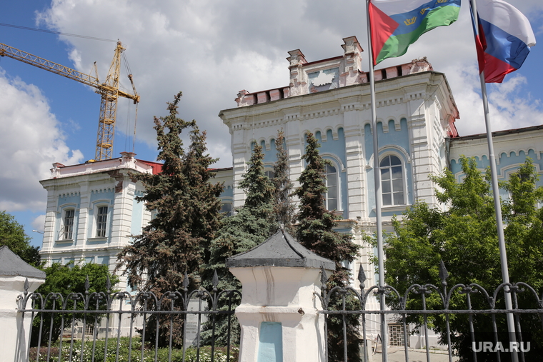 Горожане неоднократно жаловались на внешний вид здания Государственного аграрного университета Северного Зауралья на улице Республики. Более 80 лет назад здесь хранили тело российского революционера Владимира Ленина. В этом году власти анонсировали проект реконструкции старинного здания.