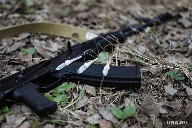 Военно-тактическая подготовка гражданского населения на полигоне. Пермь, тренировка, автомат калашникова, противостояние, лес, оружие, вооружение, война, лекарства, капсулы, подготовка, ак, конфликт, тайга, зеленка, весна, мобилизация, сво, ак 74, промедол, обезболивающие, уколы