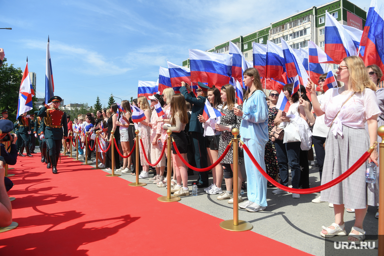 Посмотреть на церемонию собрались сотни человек