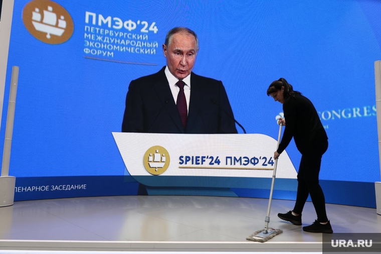Выступление Владимира Путина на ПМЭФ-2024. День Третий., путин на экране
