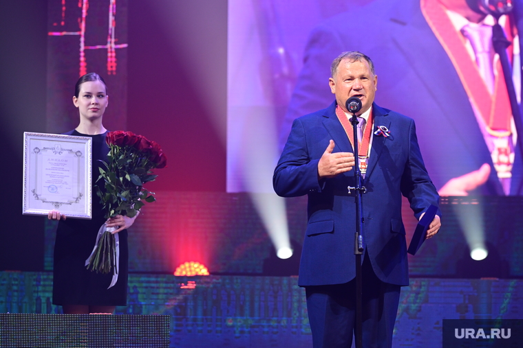 Награждение почетных граждан в ДК Солдатова. Пермь, награда, плотников владимир, церемония награждения, цветы, награждение