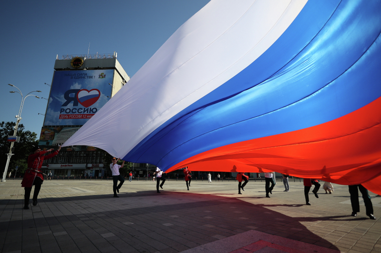 Торжественная церемония поднятия гигантского флага России на главной городской площади Краснодара