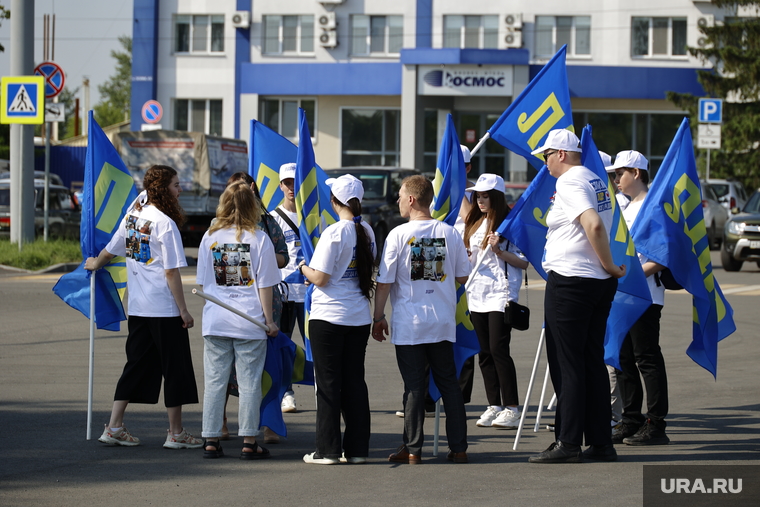 Возле аэропорта Слуцкого встречали представители молодежного актива партии