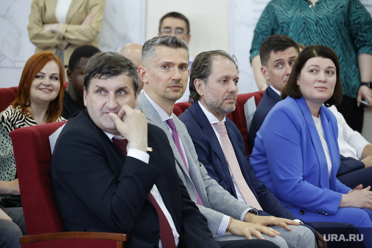 На встрече помимо студентов присутствовали чиновники и политики