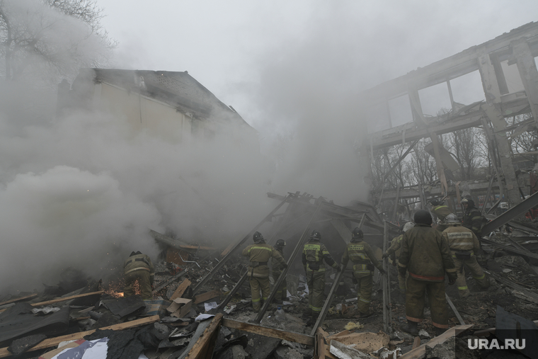 Прямое попадание в ТЦ в Калининском районе Донецка. Донецк, ДНР, мчс, дым, пожар, обрушение, последствия, спасатели, прилет, разбор завалов, разрушения, обстрел, взрыв