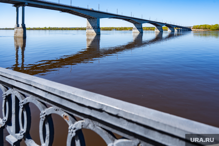 Весна в городе. Пермь, мост, тепло, ограждение, город, солнечный день, река, вода, набережная, коммунальный мост, тепло в городе, кама, безоблачная погода, безоблачный день, солнечная погода