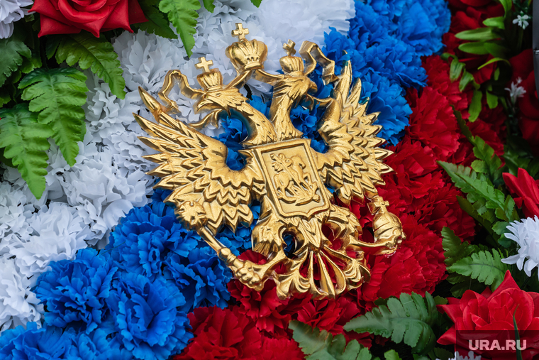 Свердловские зарисовки. Екатеринбург, возложение венка, триколор, герб россии, патриотизм, память, мемориал