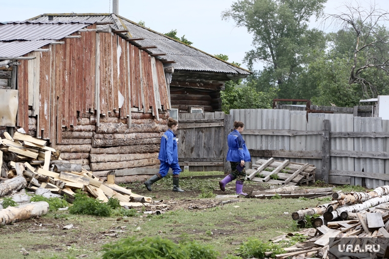 Одновременно с журналистами на место приехали сотрудницы ветинспекции Исетского района. Хозяина они не застали. По словам местных в этот же день здесь же видели мужчину в синей форме, предположительно - сотрудника прокуратуры. Но и он с владельцем животных разминулся.