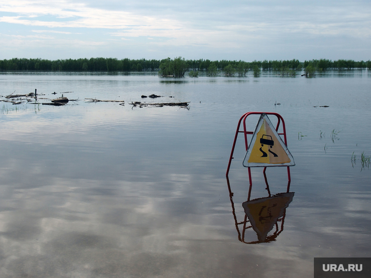 В районе Старого Вартовска полностью затоплена дорога, ведущая к СНТ "Ремонтник-87". На улице Восточной установлен спасательный пост, где круглосуточно дежурят сотрудники МЧС.