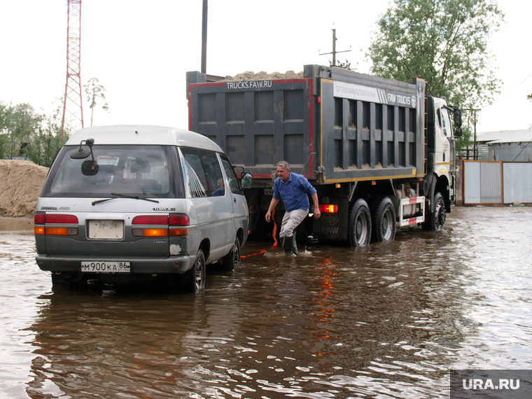 На помощь автовладельцам приходят водители большегрузов, которые везут песок для строительства укреплений в дальних СОНТах.