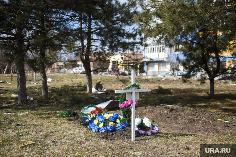 Обстановка в освобожденных районах в г. Мариуполь. Украина, могила, украина, мариуполь, война, прощание, похороны, гуманитарная катастрофа, сво, специальная военная операция