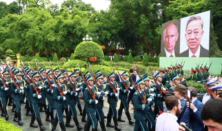 Церемония официальной встречи президента РФ Владимира Путина и президента Социалистической Республики Вьетнам То Лама на площади у Президентского дворца в Ханое
