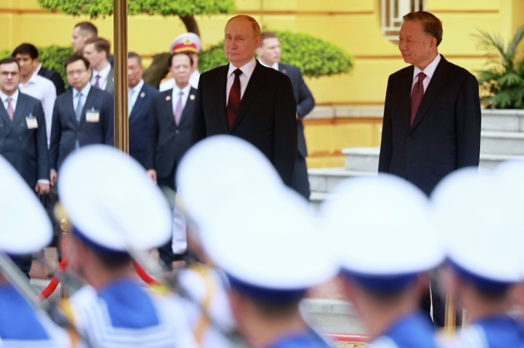 Президент РФ Владимир Путин и президент Социалистической Республики Вьетнам То Лам (справа) на церемонии официальной встречи на площади у Президентского дворца в Ханое.