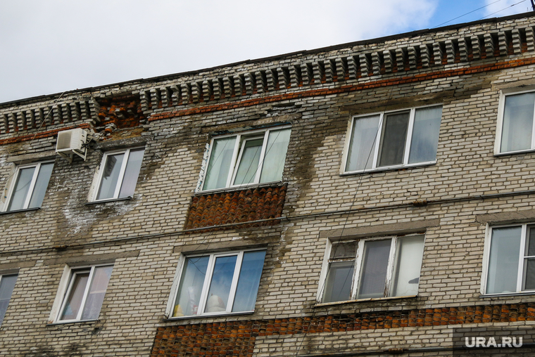 Разное Курган
, аварийный дом, проспект конституции32, крыша течет