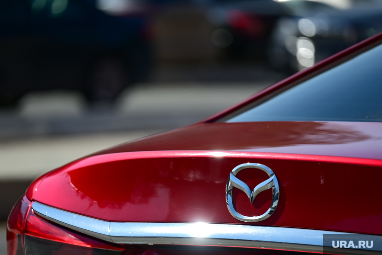 Май на дворе. Пермь, иномарка, краска, багажник, mazda, автомобиль, мазда, красная, город, машина