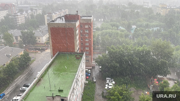 Ливень за минуты создал водные препятствия и лужи