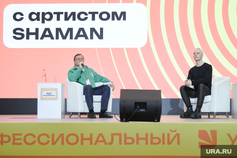 Звездный гость форума - певец SHAMAN - также ответил на вопросы участников форума. Помогал ему Павел Креков