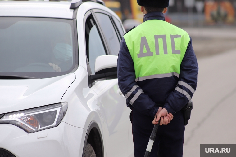 Сотрудники ГИБДД на въезде в город дают разъяснения по поводу режима. Курган, граница, гибдд, дпс, въезд в город, пост гаи