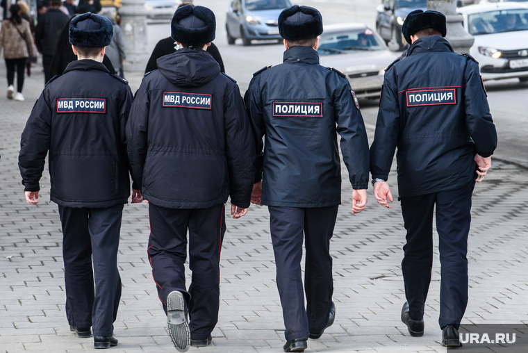 Сотрудники полиции патрулируют площадь и прилегающие к ней улицы (архивное фото)