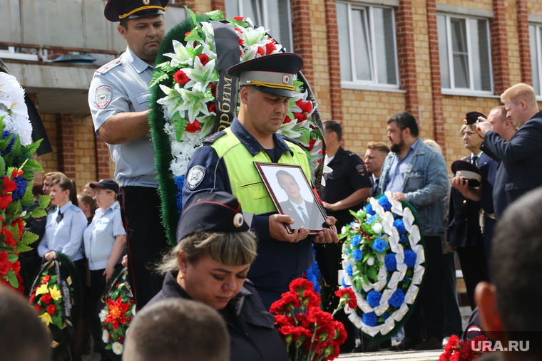 Виталий Мезенцев погиб в ходе теракта, который произошел в Дагестане 23 июня. По последним данным, он был застрелен снайпером