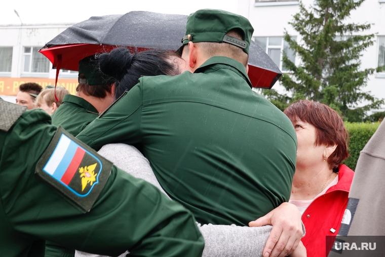 Родные с гордостью и светлой грустью провожали ребят