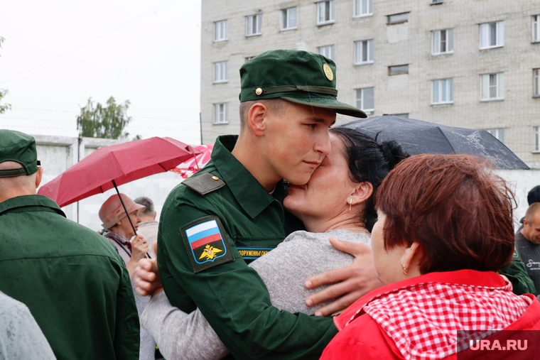 Воины и их провожающие не побоялись дождя