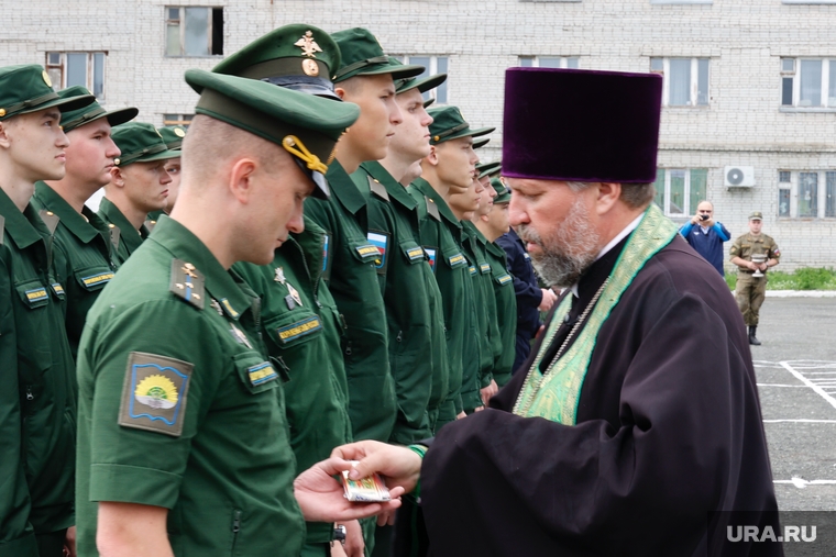 Курганцев на службу благословил священник православной церкви