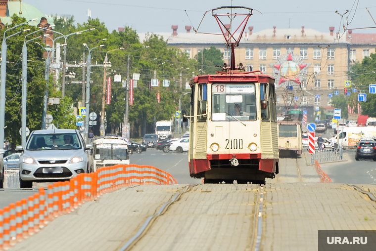 Городские зарисовки. Челябинск, рельсы, трамвайные пути, трамвай