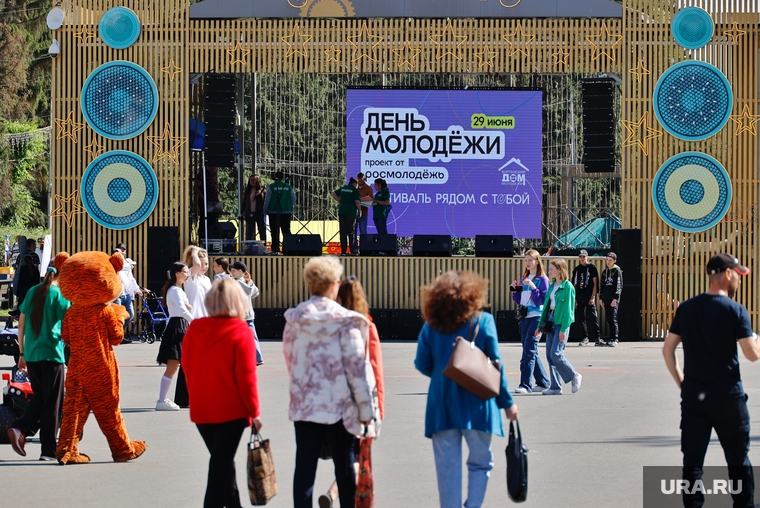 Народ постепенно собирается на праздничной площадке