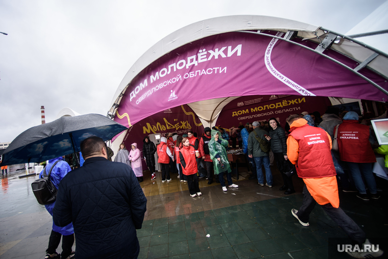 В шатре Дома молодежи было многолюдно