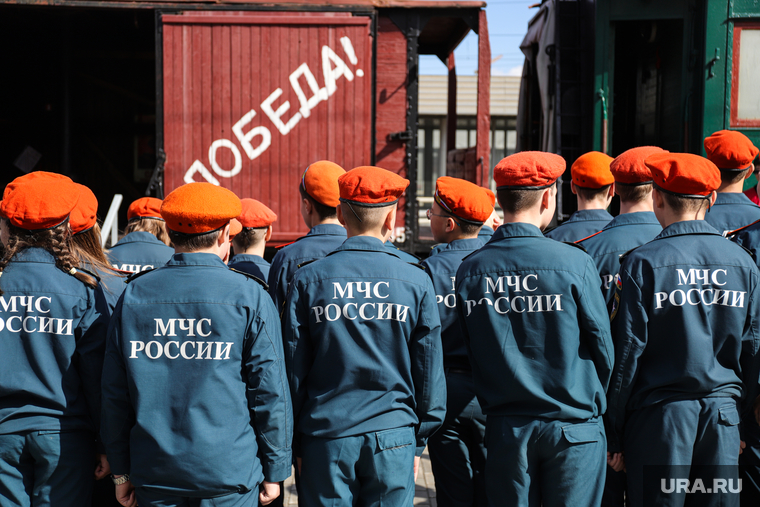 Ретропоезд «Эшелон Победы». Екатеринбург, мчс, сотрудники мчс, поезд победы, эшелон победы, ретропоезд, мчс россии