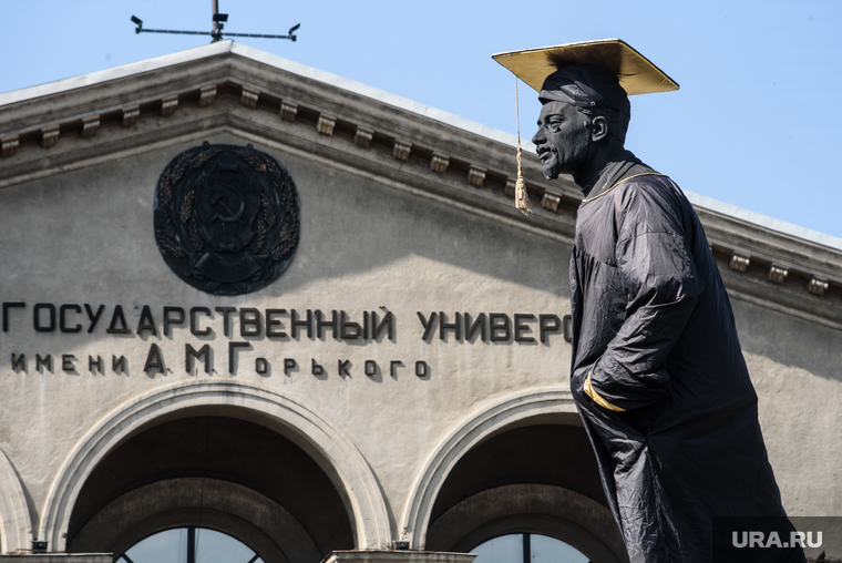 Конфедератка в этот день была даже на памятнике Свердлову