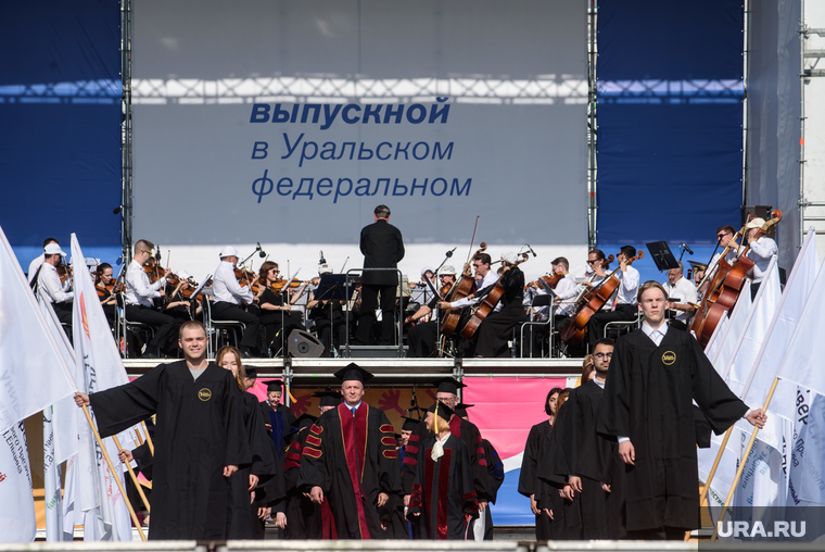 Выход руководителей вуза предваряло выступление родного оркестра