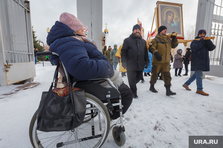 Крестный ход в честь Казанской иконы Божией матери и в поддержку российских военнослужащих. Магнитогорск, снег, вера, крестный ход, день народного единства, казанская икона божией матери, инвалид в коляске