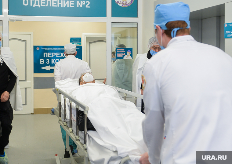 Алексей Текслер посетил Челябинскую областную больницу. Челябинск, кардиология, операционная, пациент, больной, каталка, врач, больница