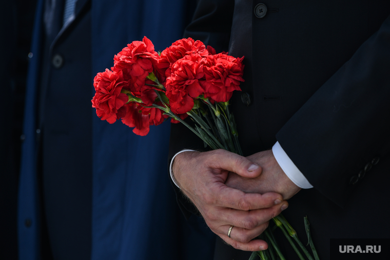 Начало 3-го форума Города трудовой доблести. Екатеринбург, возложение цветов, церемония, гвоздика
