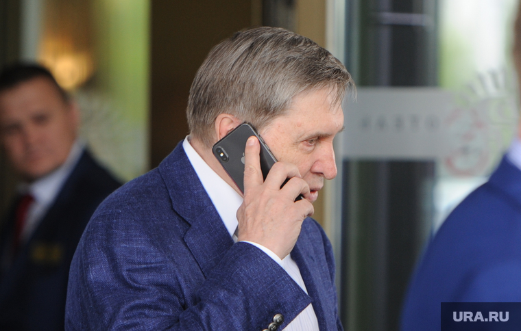 Ушаков Юрий, помощник Президента, с визитом по подготовке к саммитам ШОС и БРИКС. Челябинск, говорит по телефону, ушаков юрий