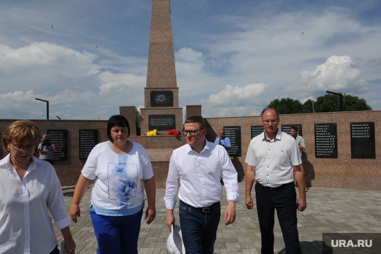 Текслер осмотрел благоустройство сквера с детской площадкой