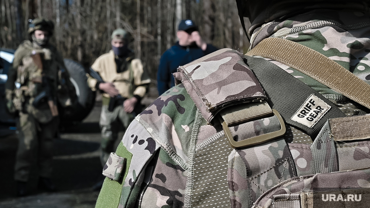 Военно-тактическая подготовка гражданского населения на полигоне. Пермь, тренировка, автомат калашникова, противостояние, военные, солдаты, оружие, вооружение, инструктаж, война, подготовка, ак, конфликт, вооруженные силы, вооруженные люди, вооруженный человек, весна, солдат, мобилизация, сво, военный, ак 74