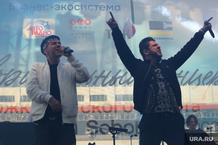 Во время их концерта не некоторое время выключилась музыка, однако артисты не растерялись и пели без аппаратуры. Под конец они на бис исполнили популярную песню «Вишневая девятка»