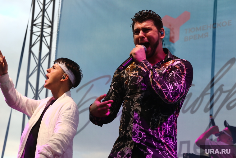 После на сцену выша группа Gayazovs Brothers. Исполнители устроили настоящую вечеринку. Тюменцы танцевали под их самые популярные треки