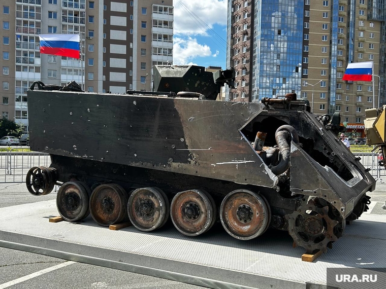 на выставке представлены экспонаты военной техники НАТО