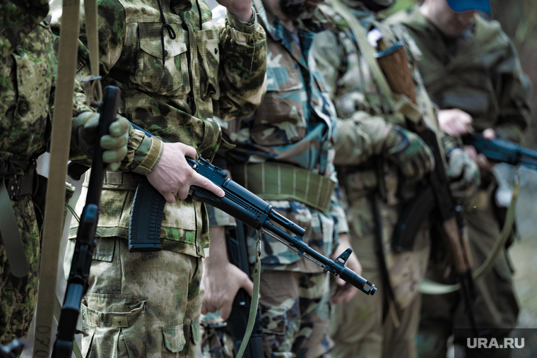 Военно-тактическая подготовка гражданского населения на полигоне. Пермь, тренировка, автомат калашникова, противостояние, боевики, военные, солдаты, оружие, вооружение, война, подготовка, ак, конфликт, вооруженные силы, бойцы, вооруженные люди, вооруженный человек, строй, солдат, мобилизация, вс рф, сво, наемники, военный, бойцы сво, ак 74, боевой порядок