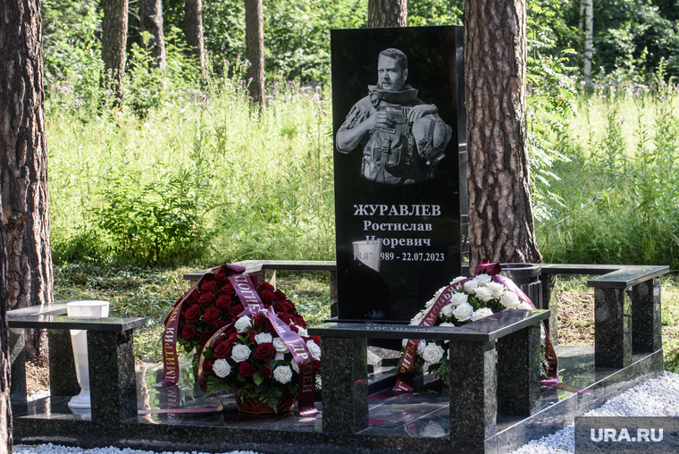 На памятник нанесли строку из стихотворения Журавлева