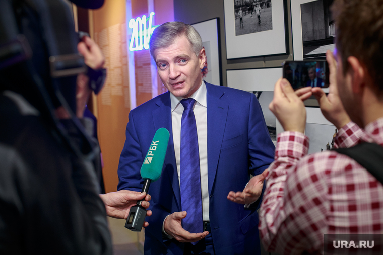Предварительно, Кибовский получил более 100 миллионов рублей, помогая коммерческим организациям в заключении госконтрактов