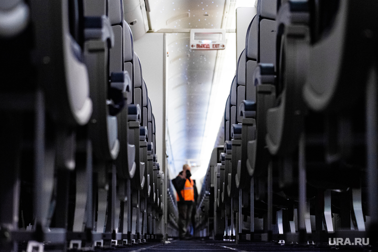 Флагманский самолет Boeing 777-300ER авиакомпании «AZUR air». Екатеринбург, воздушное судно, боинг, пассажир, проход, салон самолета, пассажирский самолет, авиакомпания, авиакресла, борт самолета, авиаперевозки, пассажирское место
