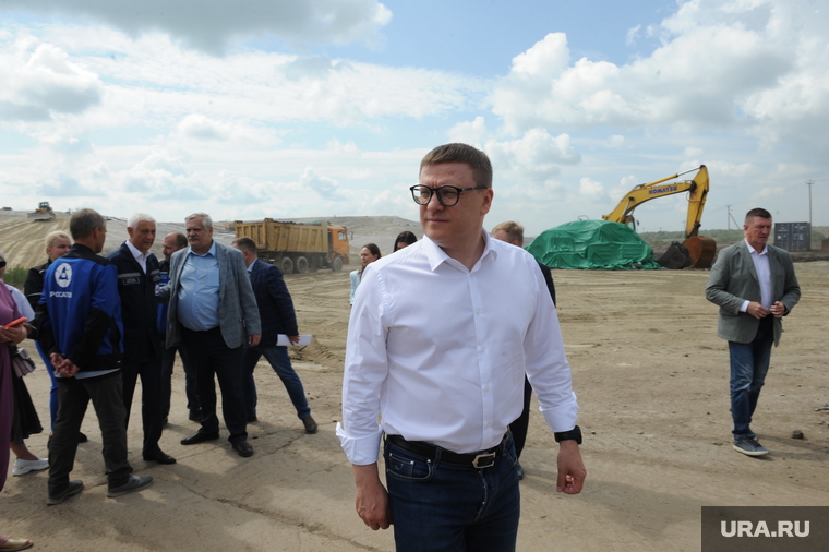 Осмотр хода рекультивации свалки, реконструкции очистных сооружений, реконструкции здания театра куклы и актера «Буратино», возложение цветов к памятнику «Тыл фронту». Магнитогорск, текслер алексей